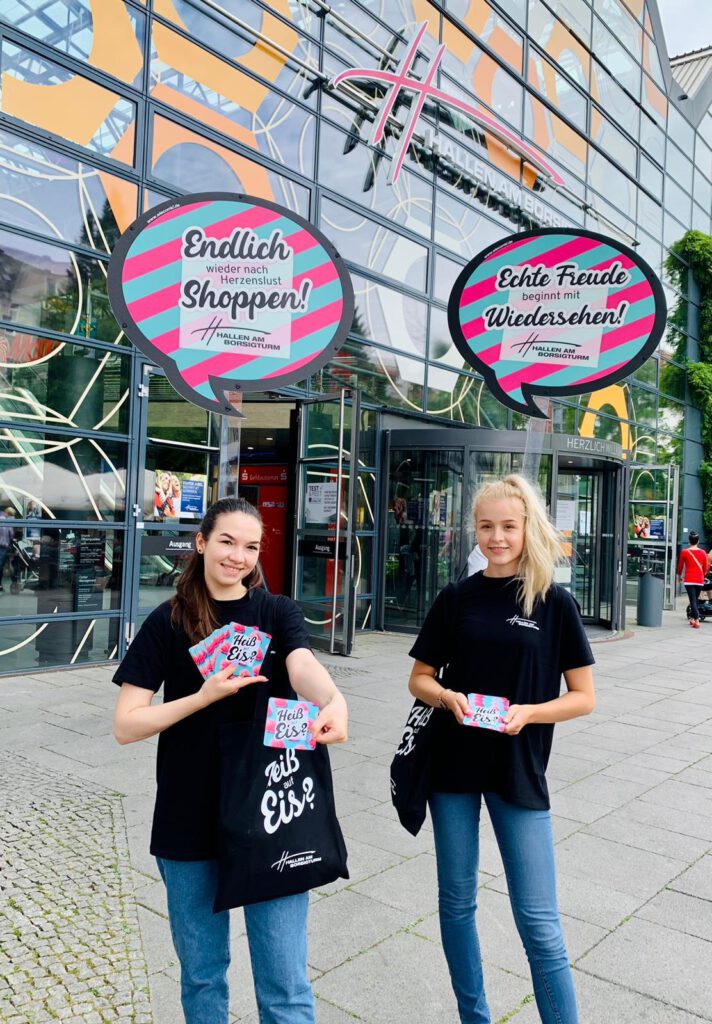 Eiscreme Promotion vor den Hallen am Borsigturm als Teil der Crossmedia Kampagne